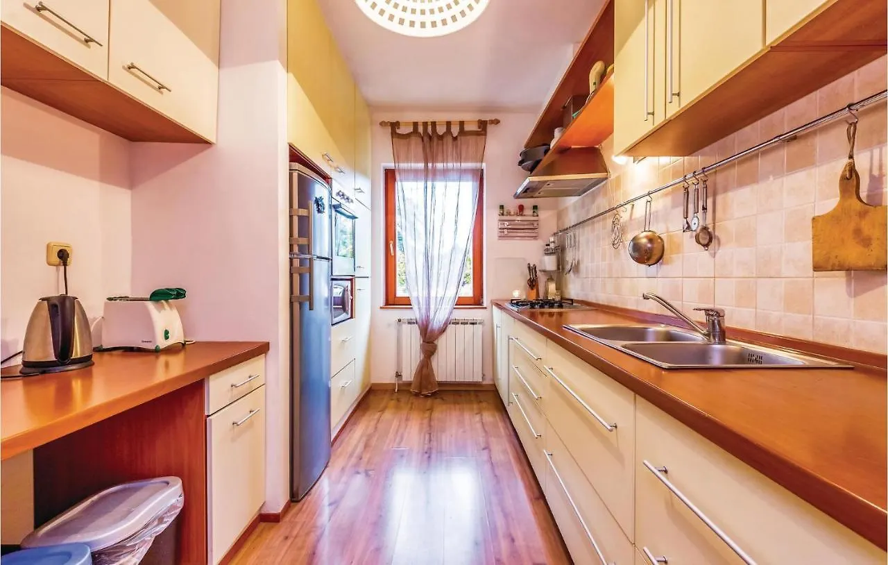 3 Bedroom Awesome Home In Mundanije Holiday home