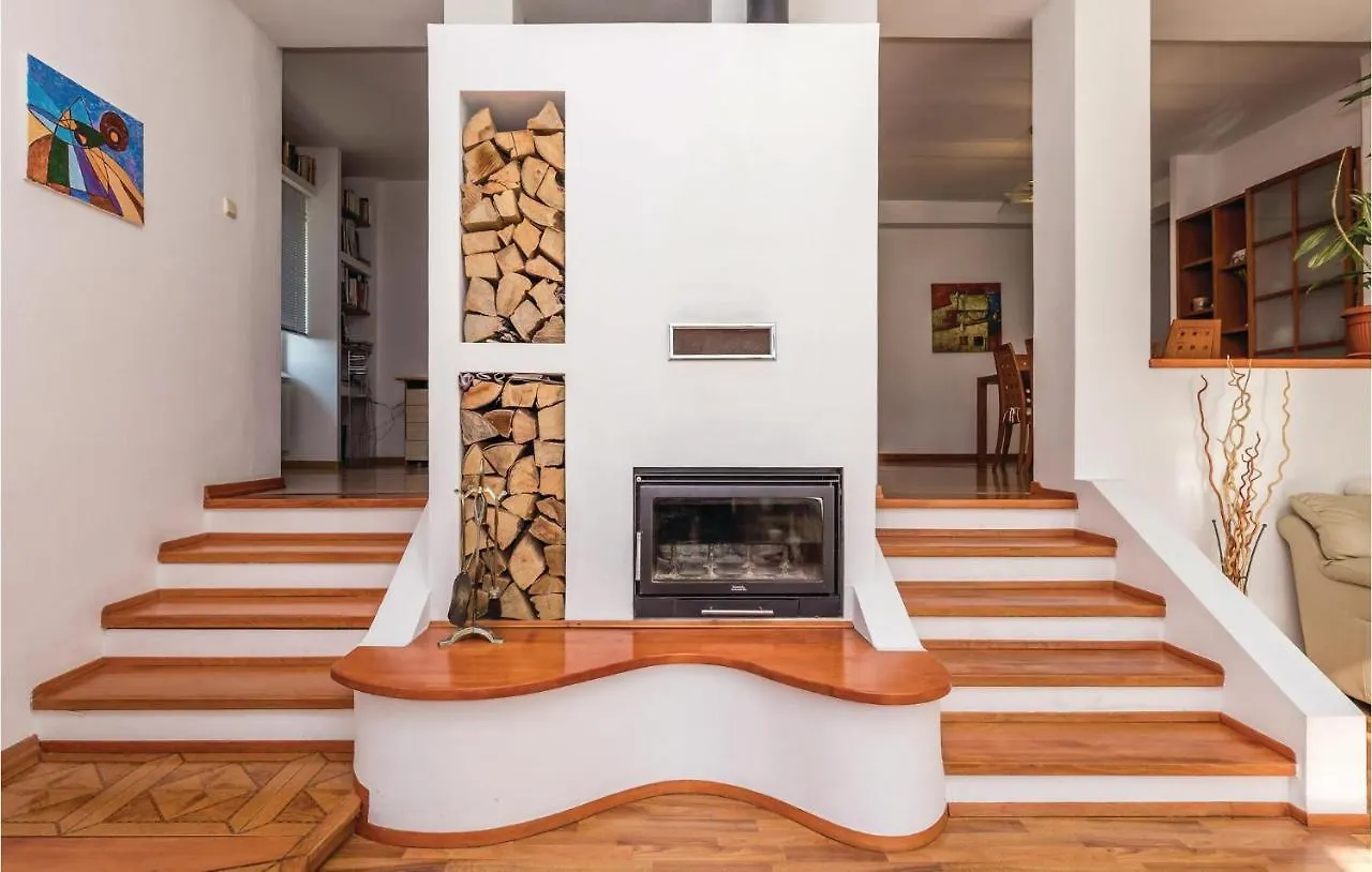 3 Bedroom Awesome Home In Mundanije Croatia