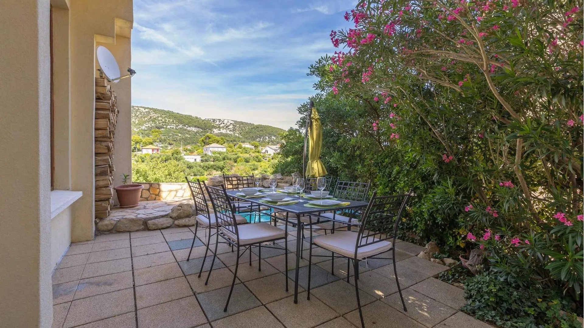 3 Bedroom Awesome Home In Mundanije 0*,