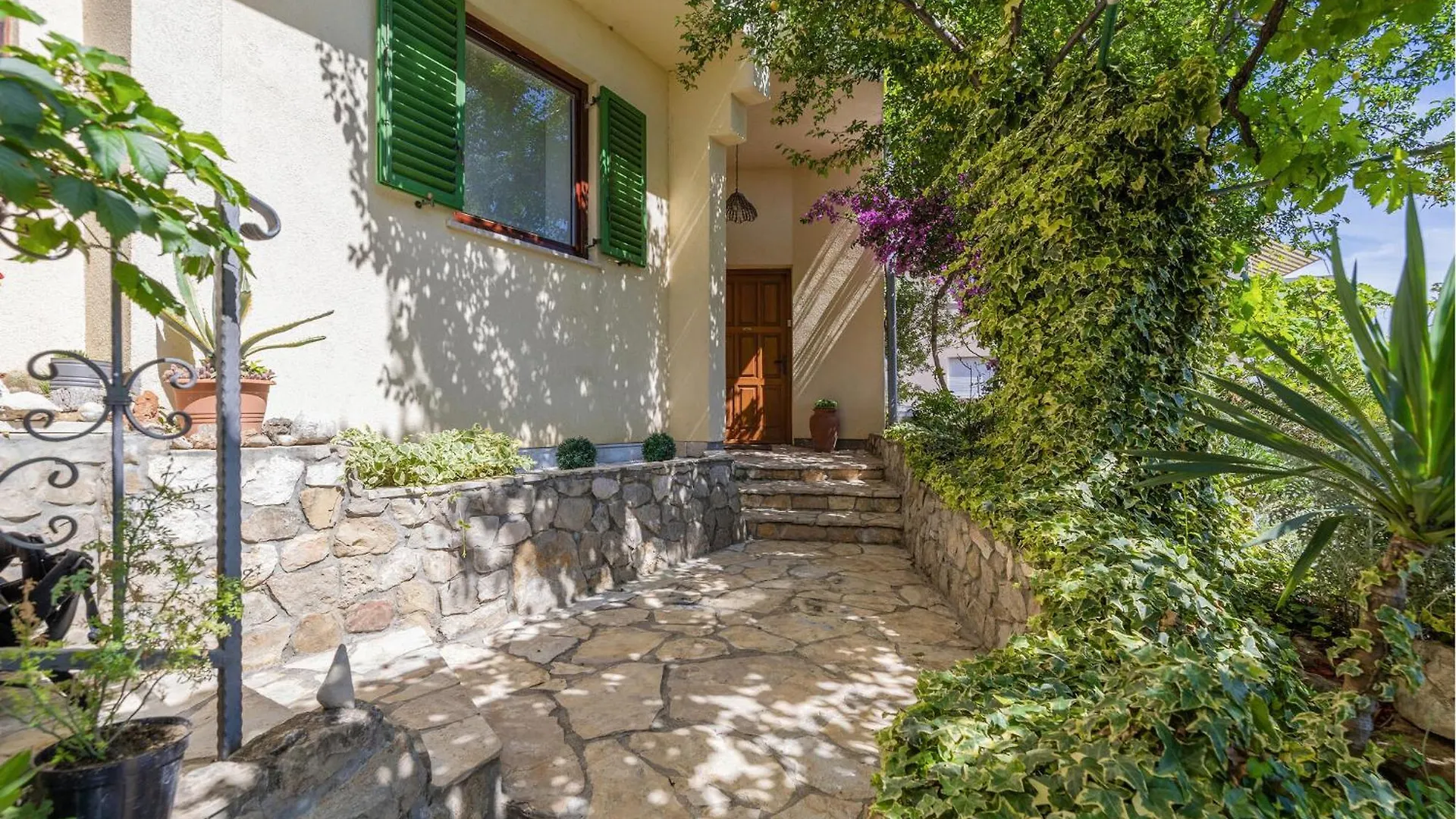3 Bedroom Awesome Home In Mundanije Holiday home